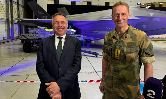 Forsvarsminister Tore O. Sandvik og forsvarssjef Eirik Kristoffersen på Ørland flystasjon som nylig fikk sitt første JSM-missil levert.