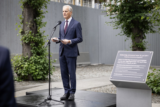 Statsminister Jonas Gahr Støres deltok på 12-års minnemarkering i regjeringskvartalet 22. juli 2023.