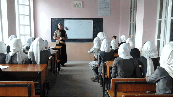 Figur 8.12 Satara Girl High School i Maimana er den mest anerkjente skolen bygd med norske midler. 2 650 jenter blir undervist av 124 velutdannede lærere. Skolen er kjent for et høyt antall elever som består opptaksprøven til universitetet.
