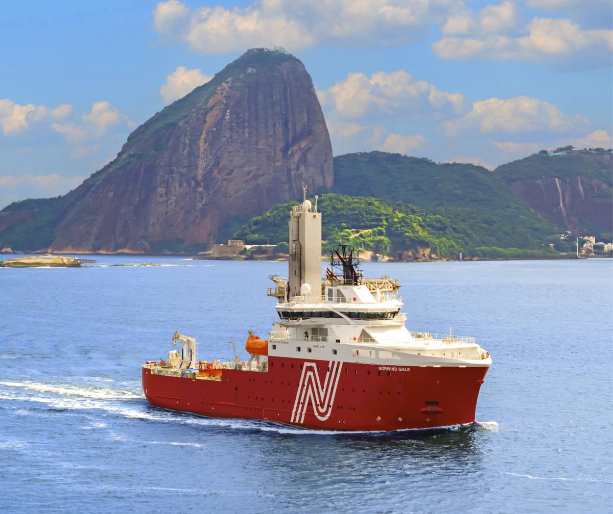 O navio de transporte Norwind Gale, de bandeira norueguesa, chega ao Rio de Janeiro. O navio está equipado com um conjunto de baterias e tecnologia avançada de eficiência energética.
