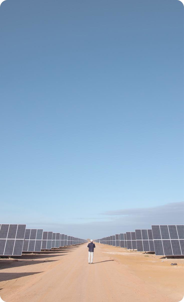 Um trabalhador industrial caminha por uma usina de células solares em Quixeré, no Ceará, Brasil. O projeto é operado pela Scatec Solar em nome da Equinor.