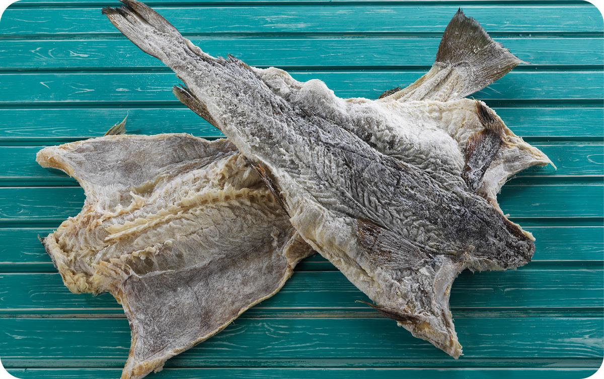 Dois bacalhaus inteiros sobre uma mesa. O bacalhau é o produto marinho mais importante exportado da Noruega para o Brasil.
