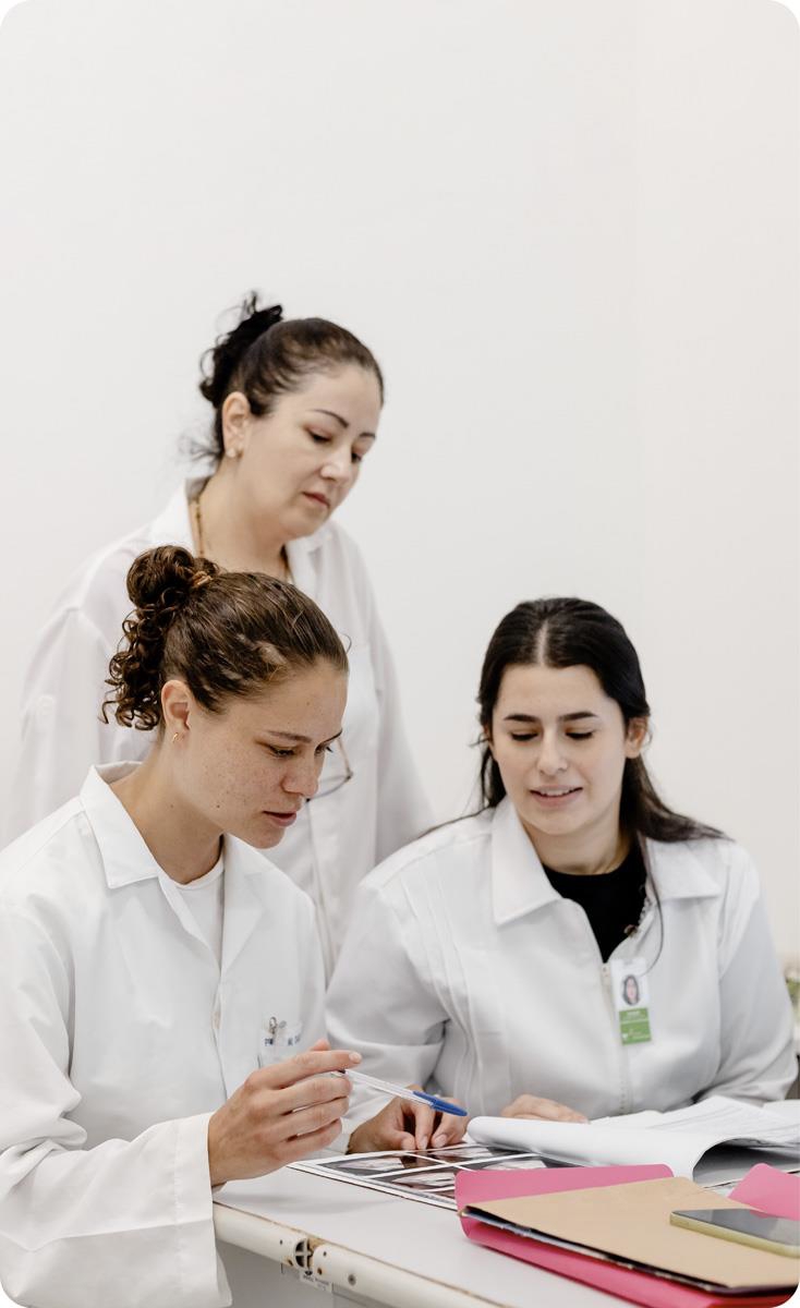 Três mulheres em um laboratório analisam imagens. A Noruega mantém ampla cooperação em conhecimento e pesquisa com o Brasil, inclusive em pesquisa em saúde.