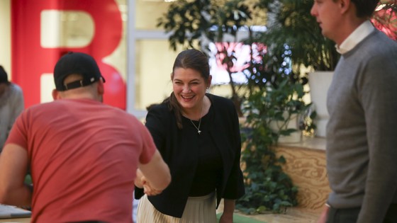 Næringsminister Cecilie Myrseth under et besøk på StartupLab. Tar en gründer i hånda.