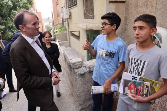 Utenriksminister Espen Barth Eide besøker Husseini flyktningleir for palestinske flyktninger i Jordans hovedstad Amman.