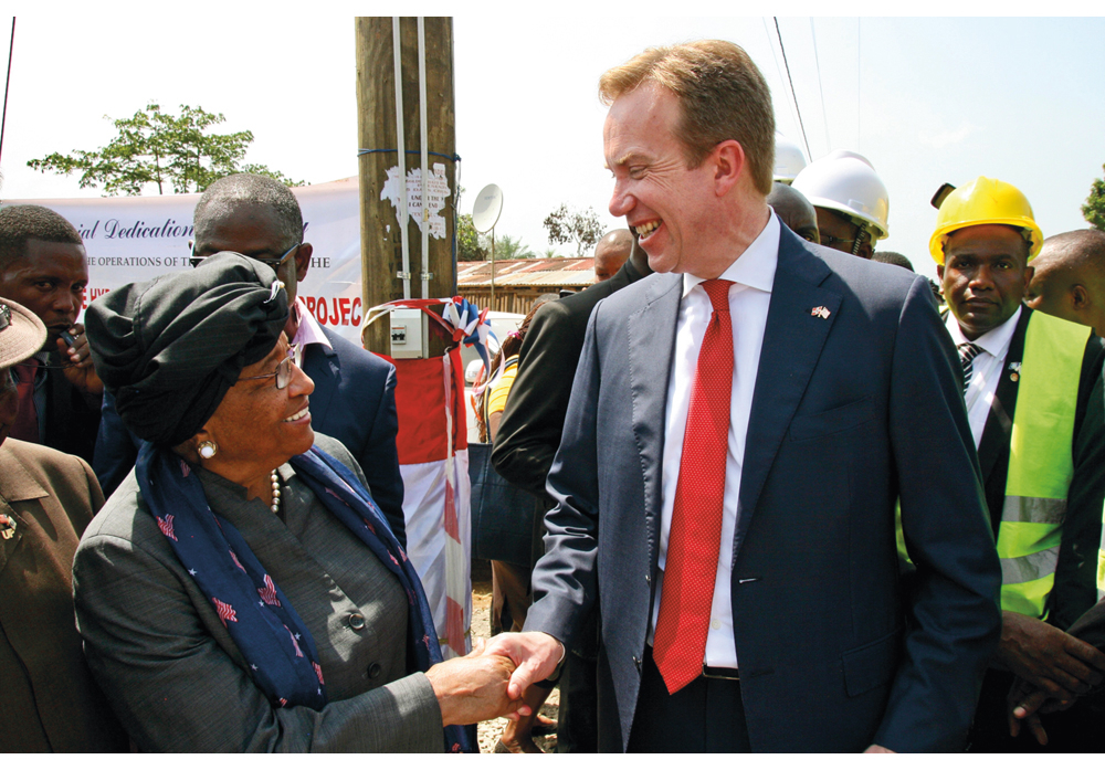 Figur 5.3 Liberias president Ellen Johnson Sirleaf og utenriksminister Børge Brende åpner vannkraftverket Mount Coffee utenfor Monrovia. Kraftverket ble ødelagt og plyndret under borgerkrigen og er nå rehabilitert med norsk støtte.