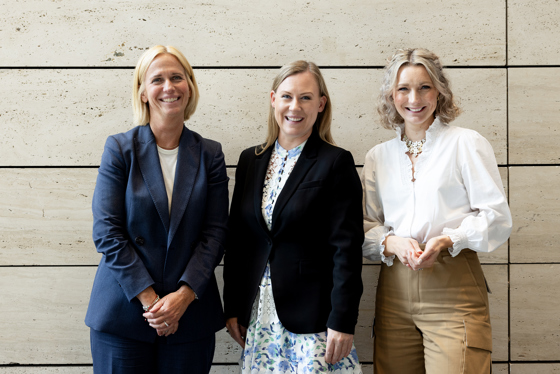 Bildet viser assisterende sjef i Politiets sikkerhetstjeneste (PST), Inga Bejer Engh, barne- og familieminister Lene Vågslid, , og digitaliserings- og forvaltningsminister Karianne Tung som står sammen foran en vegg.