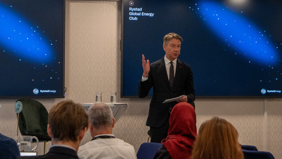 In the picture, you can see the Minister of Energy, Mr. Terje Aasland, speak in front of an audience.