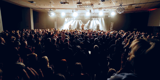 Figur 4.4 Kultur er viktig for samfunnsutviklingen i nord og betyr mye for unge. Den nordlige landsdelen har fostret en rekke profilerte musikere. Dette bildet er fra en konsert med den nordnorske artisten Ida Maria under festspillene i Harstad.