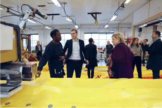 Figur 4.8 Tilgang på utdanning og arbeidskraft er en viktig forutsetning for et bærekraftig velferdssamfunn. Her fra statsministerens besøk på bedriften NOFI utenfor Tromsø.
