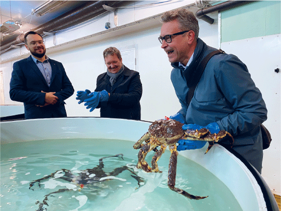 Figur 5.7 Fiskerinæringen og sjømatindustrien har alltid vært viktig i nord. Her er fiskeri- og sjømatministeren på besøk hos Norway King Crab i Bugøynes.