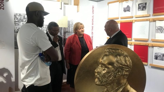 Statsministeren møter barnebarnet til Nelson Mandela sammen med den sør-afrikanske utenriksministeren.