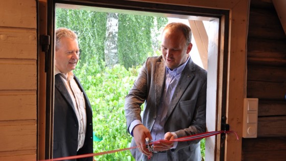 Landbruks- og matminister Jon Georg Dale åpna i dag fyrste utsalsstad for gardssal av alkoholhaldig drikke på Egge Gård, saman med eigar av Egge Gård, Marius Egge. Landbruks- og matminister Jon Georg Dale åpna i dag fyrste utsalsstad for gardssal av alkoholhaldig drikke på Egge Gård, saman med eigar av Egge Gård, Marius Egge.