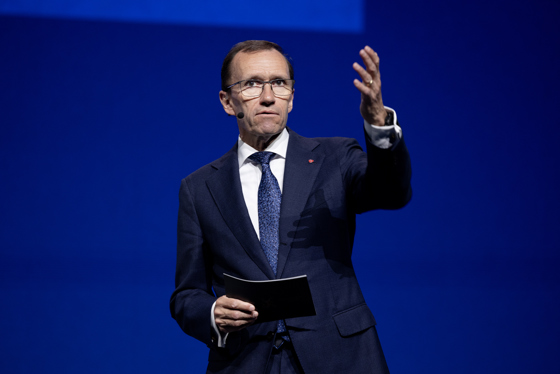Utenriksminister Espen Barth Eide på scenen under IGF 2025