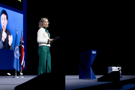 Statsråd Karianne Tung står på scenen under åpningen av IGF 2025