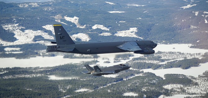 A photo showing an American B-52H Stratofortress flying alongsidea Norwegian F-35 over Norway.