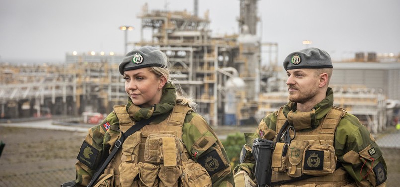 A photo showing the Home Guard providing enhanced security at the Kårstø petroleum facility.