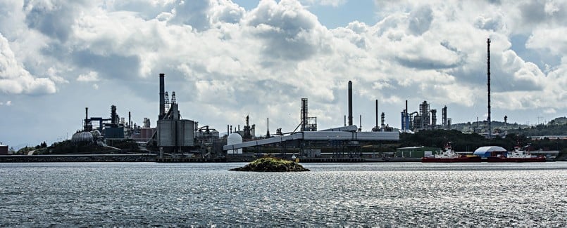 A photo showing the oil refinery at Mongstad in Nordhordland.