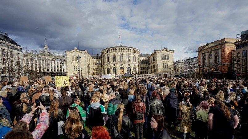 A photo showing a demonstration in front of the Norwegian Parliament.
