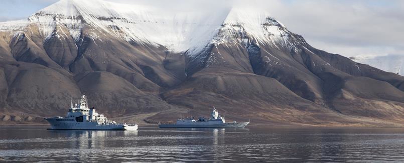 Et bilde som viser Fartøy fra Kystvakten og Marinen utenfor Svalbard.