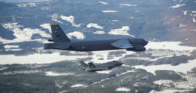 Et bilde som viser et Amerikansk B-52H Stratofortress flyr sammen med et norsk F-35 over Norge.