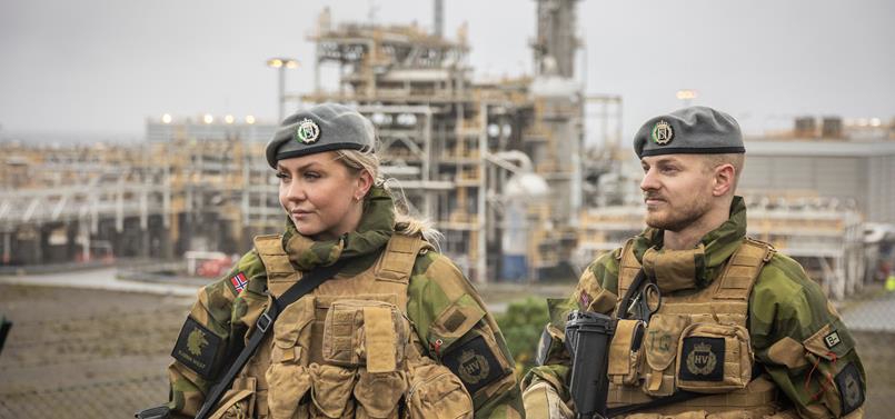 Et bilde som viser Heimevernet som bidrar med forsterket vakthold ved petroleumsanlegget Kårstø.