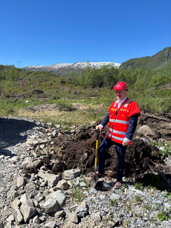 Samferdselsminister Jon-Ivar Nygård med første spadestikk på E134 Røldal-Seljestad i Vestland