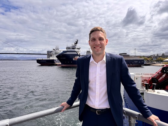 Klima- og miljøminister Andreas Bjelland Eriksen foran skip i havnen i Stavanger