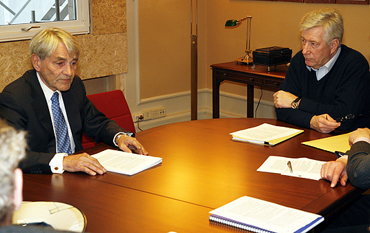 Báŋkoláhkakommišuvnna jođiheaddji, Erling Selvig, ovdanbuktá čielggadeami nr. 25, NOU 2012: 3 Fripoliser og kapitalkrav, ruhtadanministtar Sigbjørn Johnsenii. Govva: Tor Martin Bærum