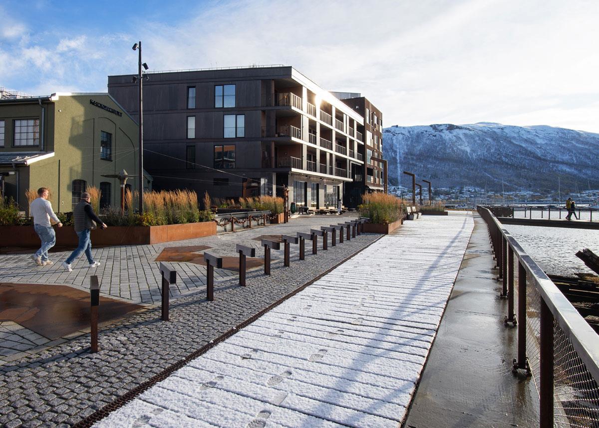 Bilde 3: Vervet, Verftsparken og Slipptorget, Tromsø. Utbygger: Vervet AS. Arkitekt/landskapsarkitekt: LPO arkitekter AS/Lo:Le landskap AS. Foto: Michály Stefanovicz