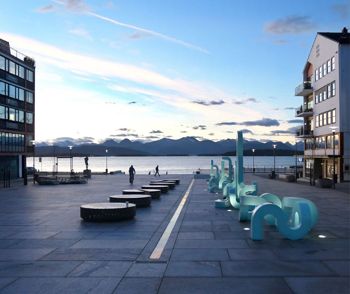 Bilde bakside: Molde torg og sjøfront, Molde. Byggherre: Molde kommune. Landskapsarkitekt: Molde kommu-ne/Norconsult AS. Tittel kunstverk: Togetherness. Kunstner: Jacob Dahlgren. Foto: Arne Strømme