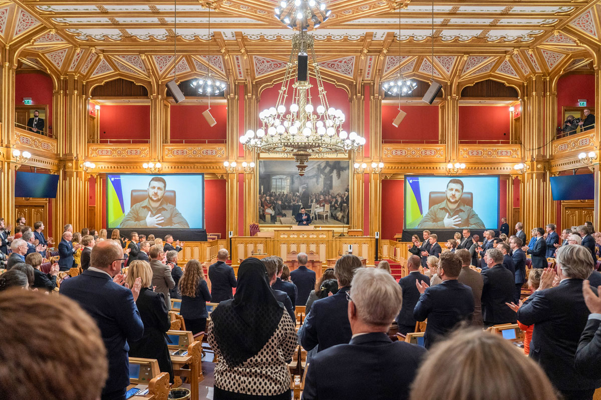 Figur 2.1 Ukrainas president Volodymyr Zelenskyj taler til Stortinget 30. mars 2022.