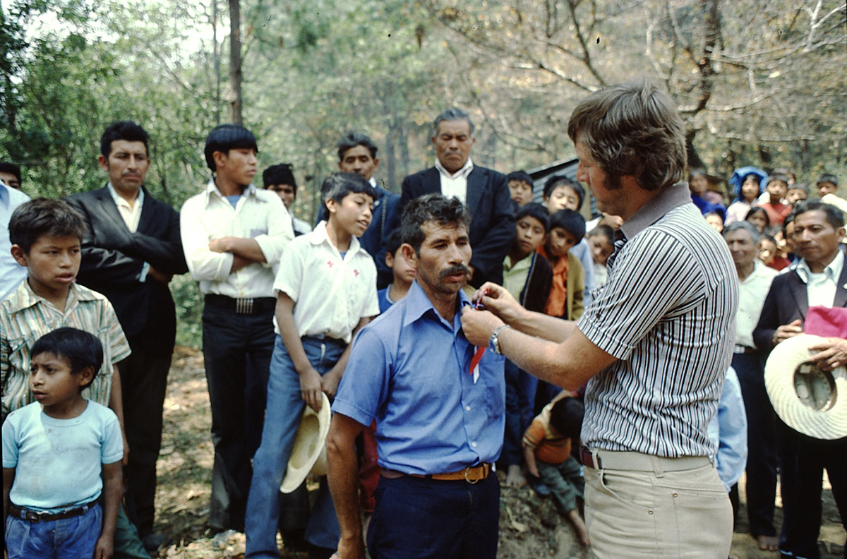 Figur 3.1 Kirkens Nødhjelps representant Petter Skauen (t.h.) deler ut en ærespris i 1978, som en del av sitt arbeid i Guatemala. Flere slike priser ble delt ut til medlemmer av lokalbefolkningen som utmerket seg for sitt bidrag til å fremme fred og ivareta re...