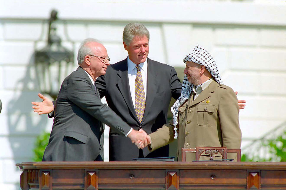 Figur 3.2 Israels statsminister Yitzhak Rabin, USAs president Bill Clinton og Yasser Arafat ved signeringsseremonien for Oslo-avtalen 13. september 1993.