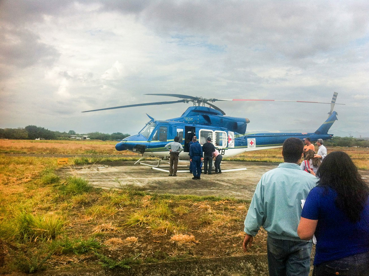 Figur 5.1 Flere av FARCs delegater ble hentet med helikopter til forhandlinger i den colombianske fredsprosessen. Her er en delegasjon på vei om bord i Den internasjonale Røde Kors-komiteens helikopter i 2012.