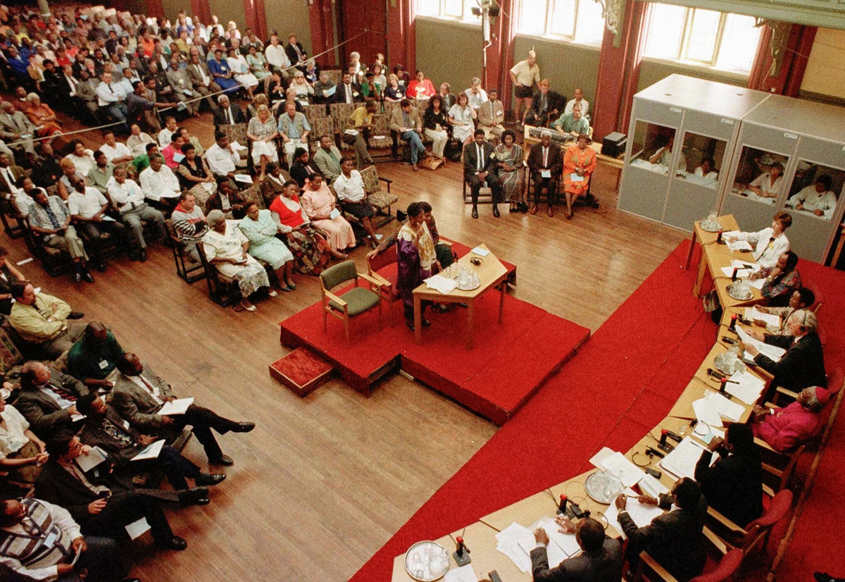 Figur 5.2 Det første møtet i Sør-Afrikas Sannhets- og forsoningskommisjon ble avholdt i 1996. Kommisjonen var viktig for landets fredelige overgang fra apartheid til demokrati.