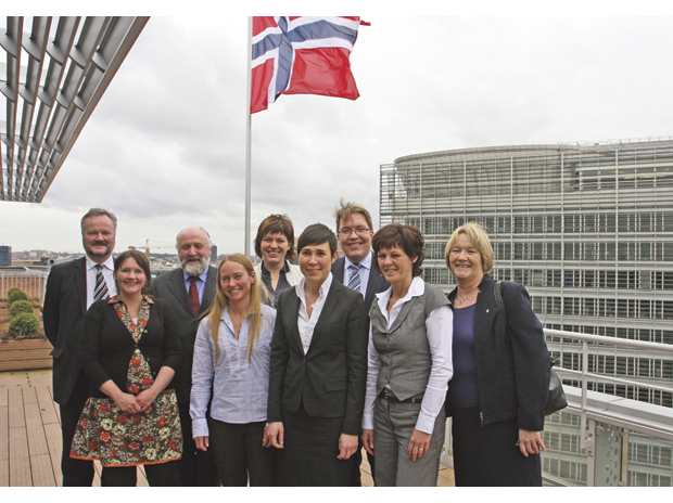 Figur 11.6 Hvert år besøker mange norske parlamentarikere Brussel. Her er medlemmer fra Utenriks- og forsvarskomiteen på besøk ved Den norske delegasjonen. Komiteens leder Ine Marie Eriksen Søreide (H) i midten foran.