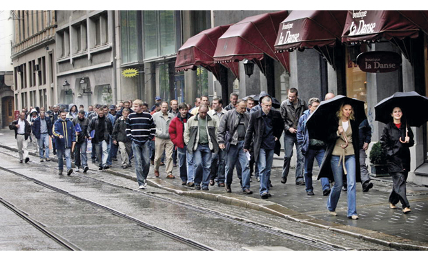 Figur 16.8 Den første store gruppen med polske arbeidere kom til Oslo i 2004. De samlet seg i Adeccos lokaler i Universitetsgaten i Oslo og gikk derfra i samlet flokk ned til Politiets Utlendingsavdeling i Storgata.