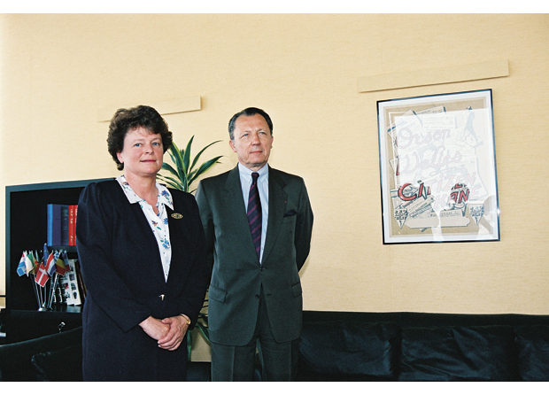 Figur 4.1 Kommisjonens president Jacques Delors var den første som tok til orde for å lansere ideen om å etablere et europeisk økonomisk område i 1989. Her med statsminister Gro Harlem Brundtland.