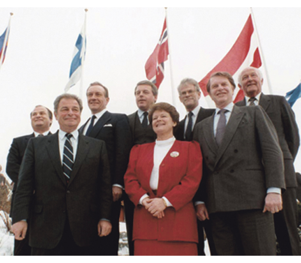 Figur 4.2 EFTA-landene svarte raskt på EUs initiativ. Ved møtet i Oslo i mars 1989 erklærte EFTA-landene at de var villige til å innlede et omfattende samarbeid mellom EF og EFTA. Her er alle statsministrene for EFTA-statene. Norge hadde formannskapet i EFTA. Statsminister Gro Harlem Brundtland står i midten.