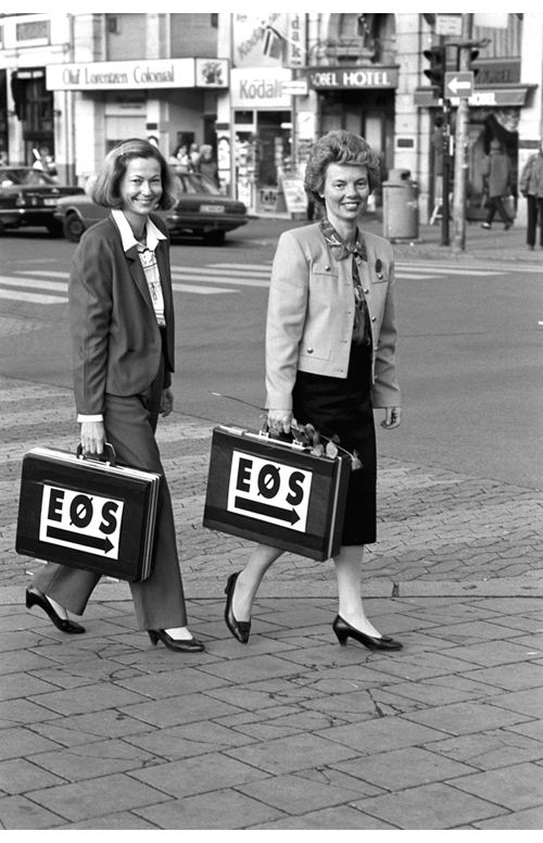 Figur 6.1 Tidligere handelsminister Kaci Kullmann Five (H) (til venstre) og handelsminister Eldrid Nordbø (Ap) sammen på vei til Stortinget i 1990.