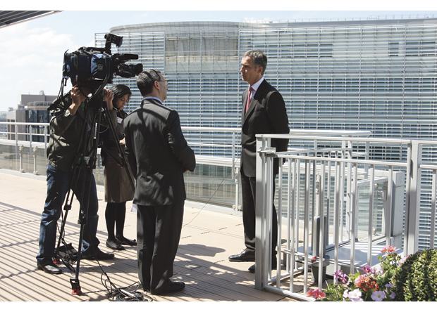Figur 8.3 Statsminister Jens Stoltenberg møter pressen på taket av Det norske hus, i bakgrunnen ser vi Kommisjonens bygning.
