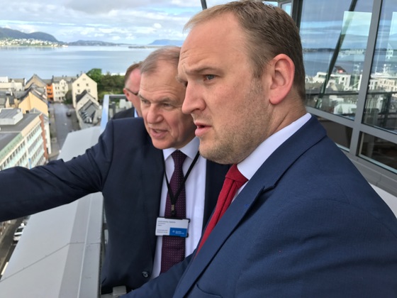 Landbruks- og matminister Jon Georg Dale, og EU-kommissær Vytenis Andriukaitis er begge enige om at antibiotikabruken i verden må reduseres betydelig. De to holdt innlegg under Nordisk ministerråd i Ålesund i dag.