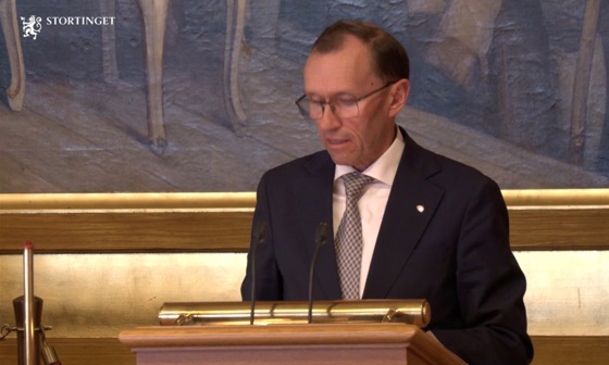 Minister of Foreign Affairs Espen Barth Eide on the speaker's podium during his report on EU and EEA matters in 2025 in the Storting on 6 May.