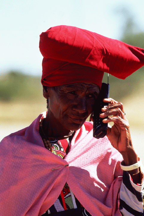 Figur 3.6 Kvinne med mobiltelefon. Namibia