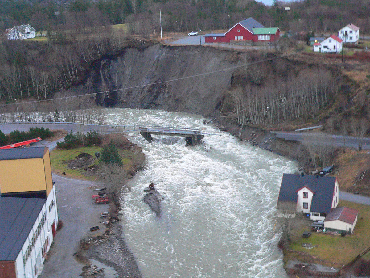 Figur 2.6 Flaum i 2006 førte til kraftig erosjon. Frå Lauvsnes i Flatanger kommune.
