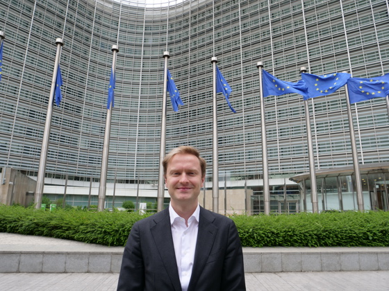 Spesialutsending Erik Markussen foran Europakommisjonen