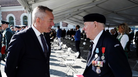 Forsvarsministeren i samtale med krigsveteran Trygve Hansen.