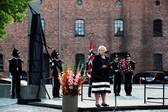 Statsminister Erna Solberg taler før avdukinga av veteranmonumentet på Akershus festning.