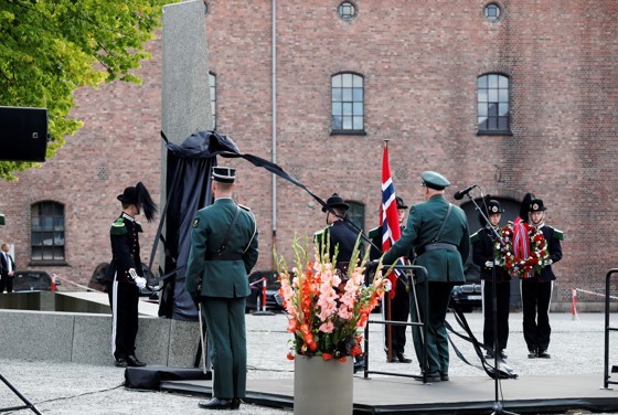 H. M. Kong Harald avduker veteranmonumentet